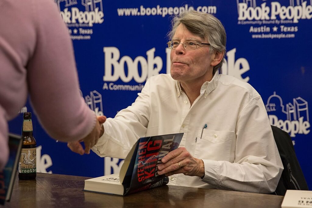 stephen king dando autógrafo